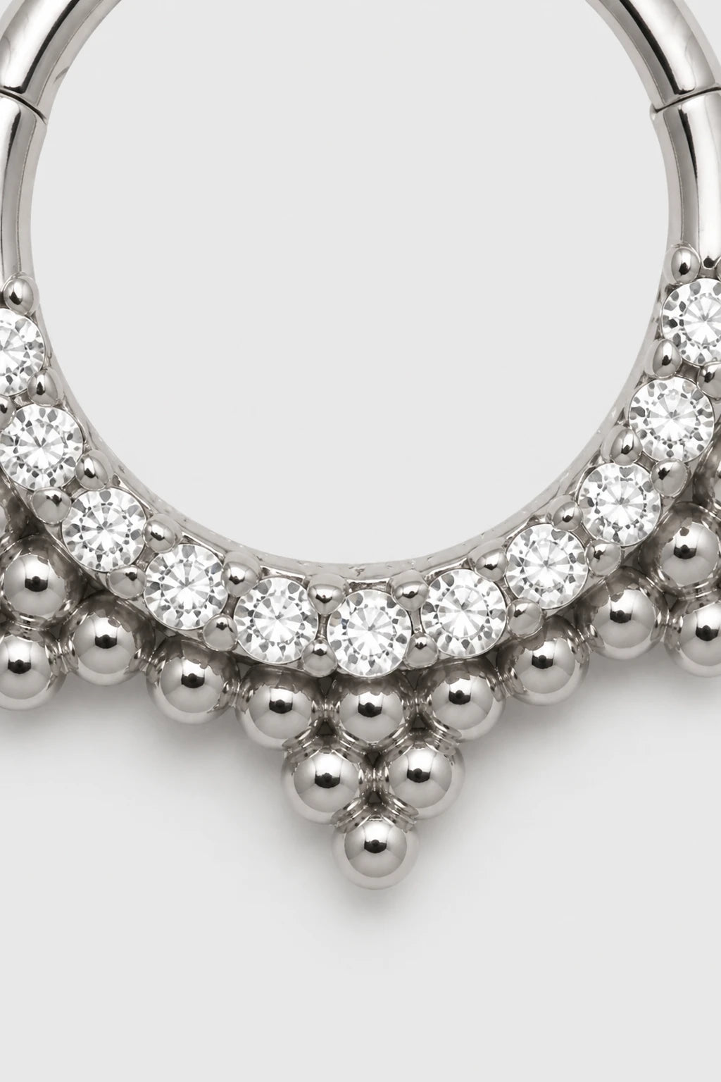 14k Gold Piercing Clicker mit Kugelstruktur · White Gold · Studio 2/3 Macro
