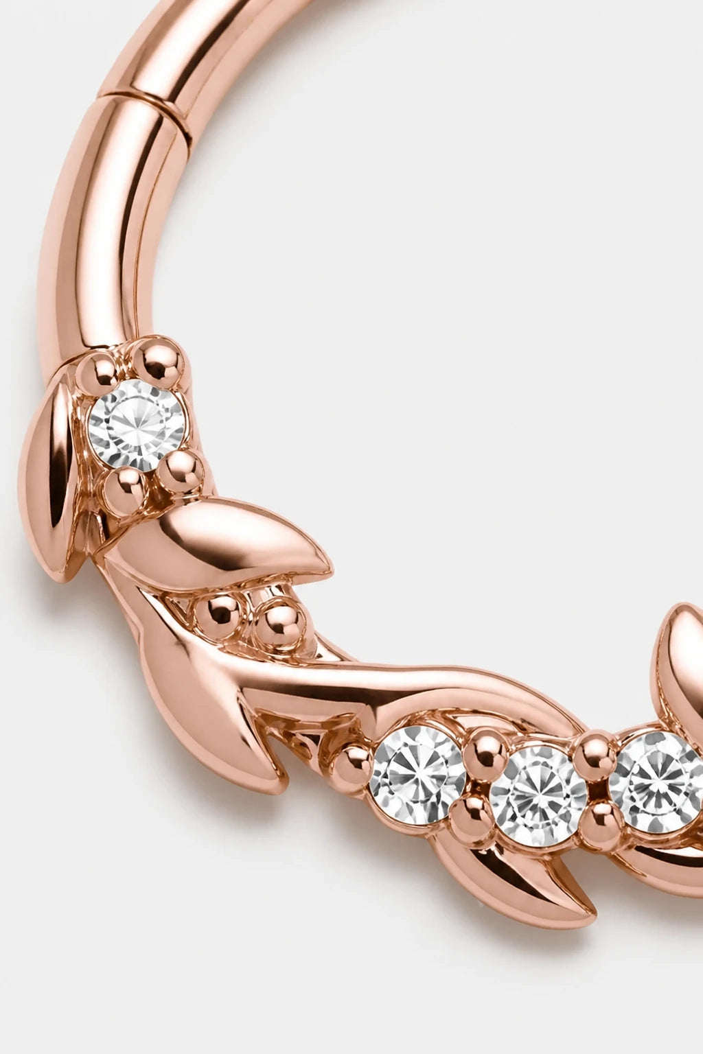 14k Gold Piercing Clicker mit Blattmotiv · Rose Gold · Studio 2/3 Macro