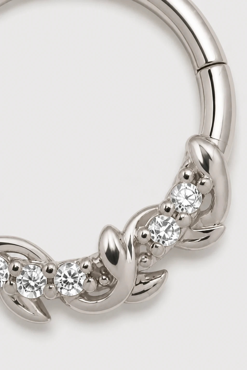 14k Gold Piercing Clicker mit Blattmotiv · White Gold · Studio 2/3 Macro