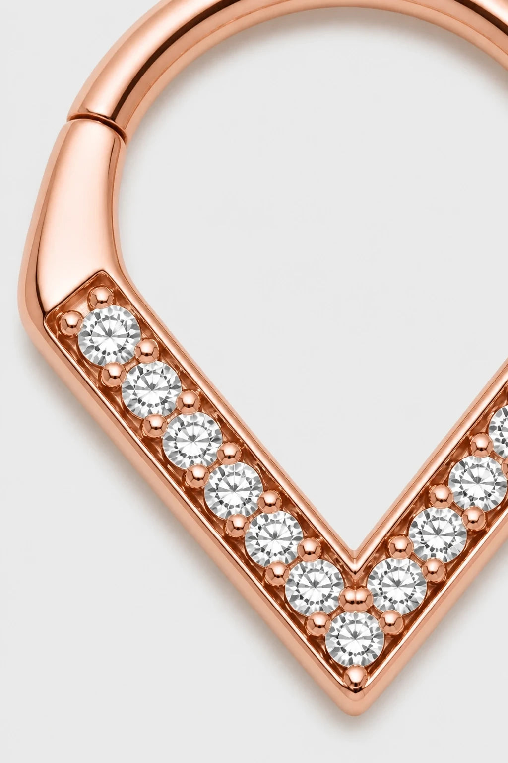 14k Gold Piercing Clicker mit V-Form · Rose Gold · Studio 2/3 Macro