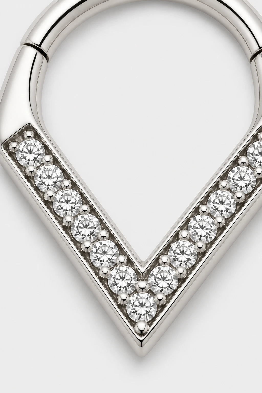 14k Gold Piercing Clicker mit V-Form · White Gold · Studio 2/3 Macro