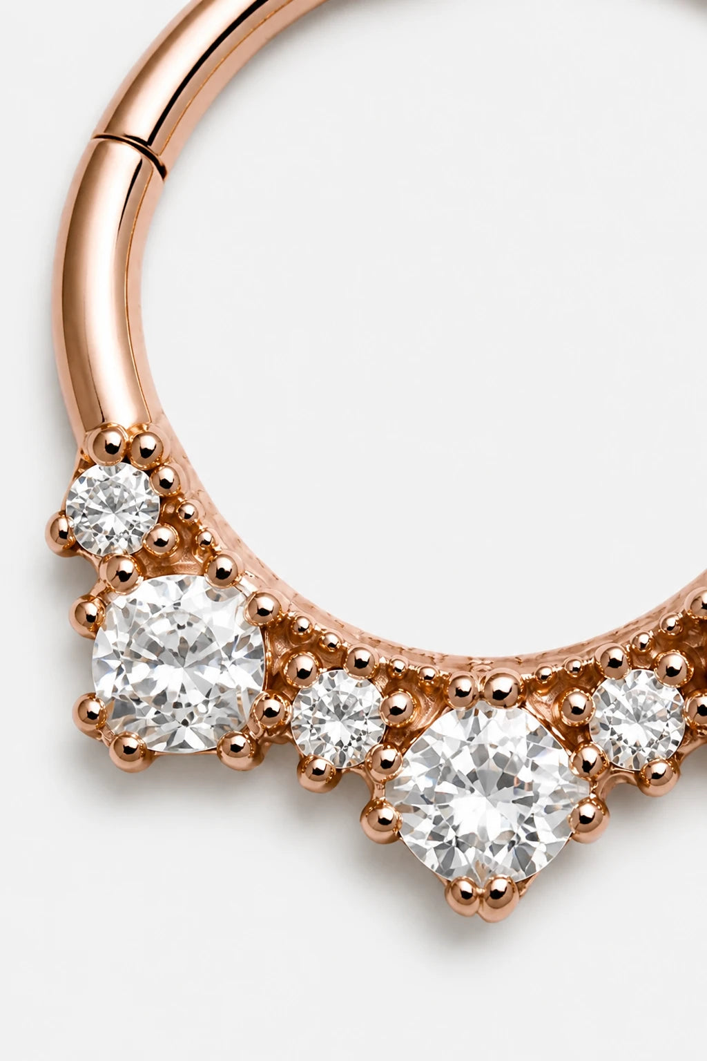 14k Gold Piercing Clicker mit klaren Zirkonia · Rose Gold · Studio 2/3 Macro