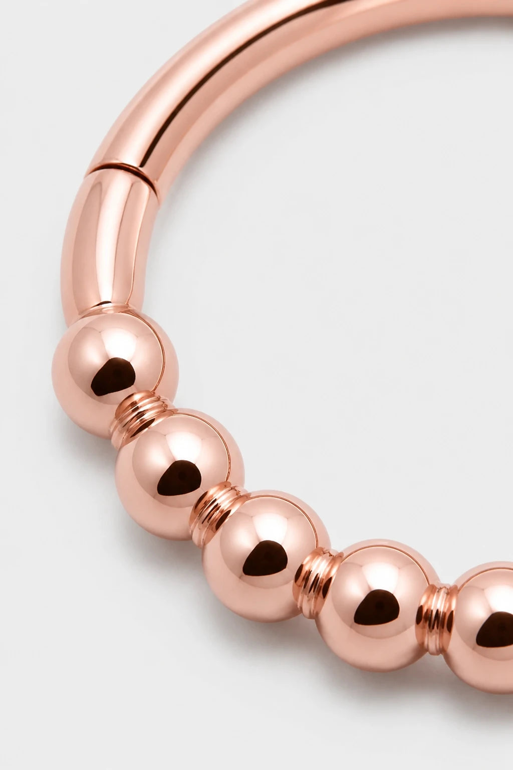14k Gold Piercing Clicker mit Kugelstruktur · Rose Gold · Studio 2/3 Macro