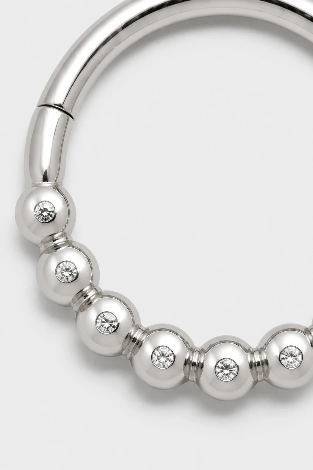 14k Gold Piercing Clicker mit Kugelstruktur · White Gold · Studio 2/3 Macro
