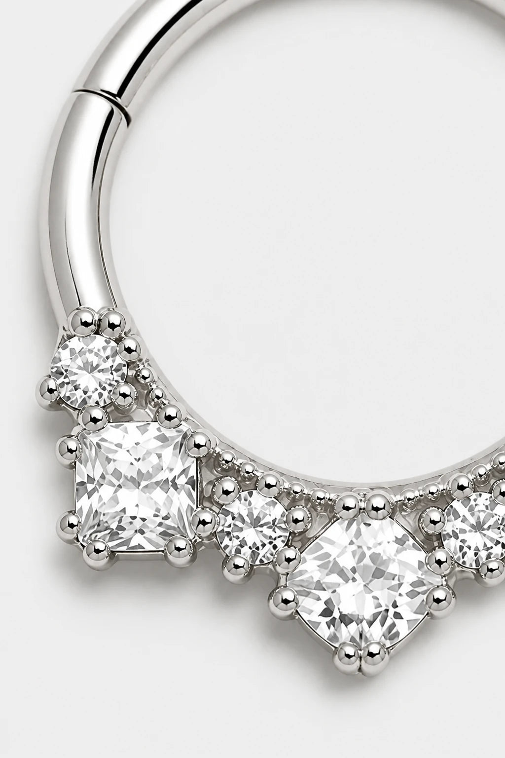 14k Gold Piercing Clicker mit klaren Zirkonia · White Gold · Studio 2/3 Macro