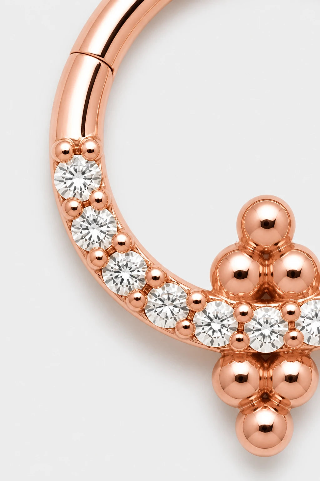 14k Gold Piercing Clicker mit Zirkonia-Cluster · Rose Gold · Studio 2/3 Macro