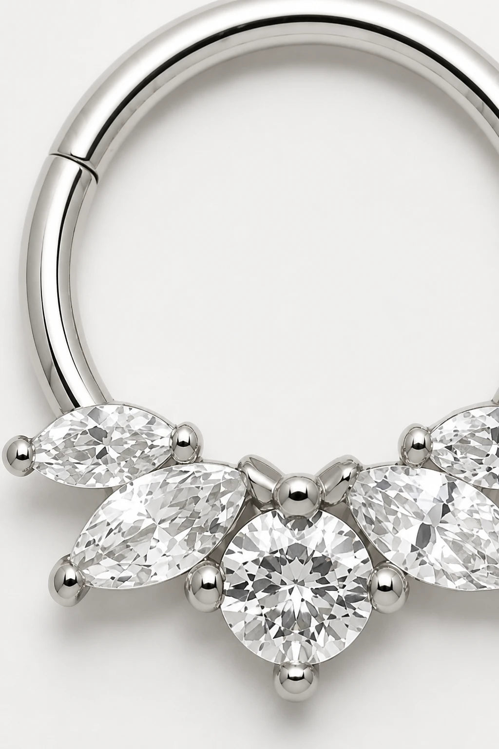 14k Gold Piercing Clicker mit Marquise-Zirkonia · White Gold · Studio 2/3 Macro