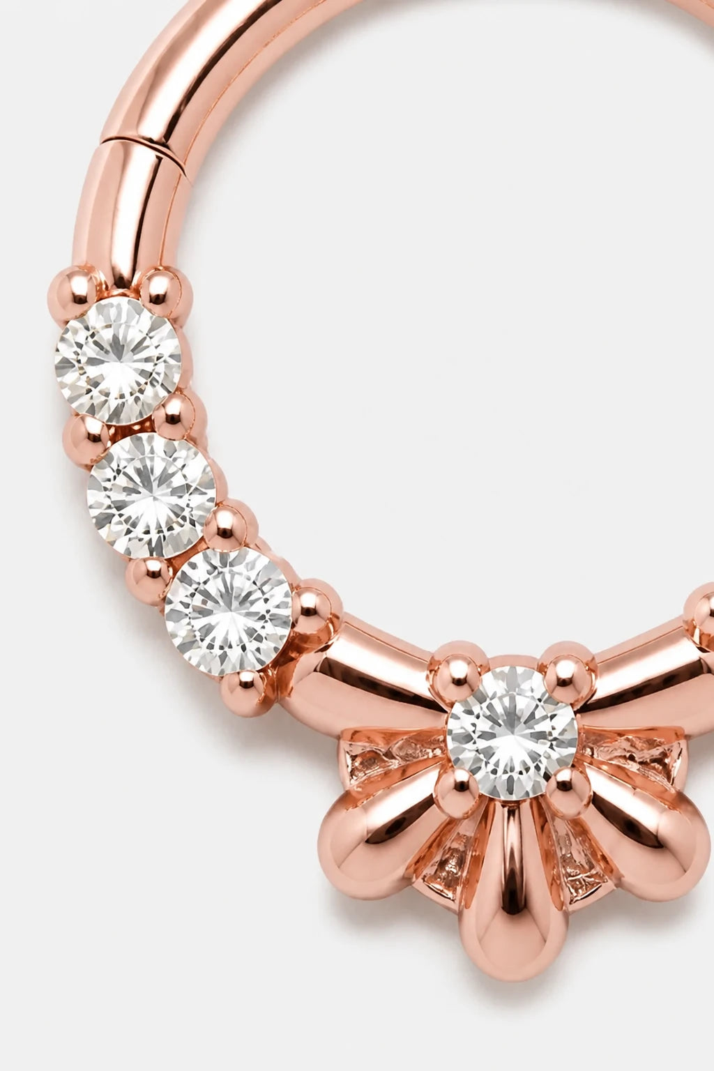 14k Gold Piercing Clicker mit Blütenmotiv · Rose Gold · Studio 2/3 Macro