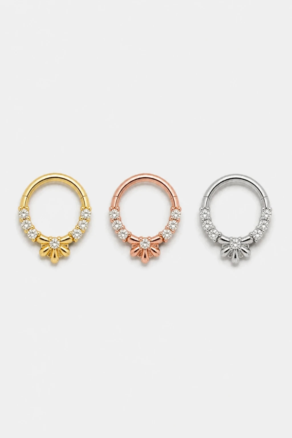 14k Gold Piercing Clicker mit Blütenmotiv · Yellow Gold · Studio 5/5 Colorways