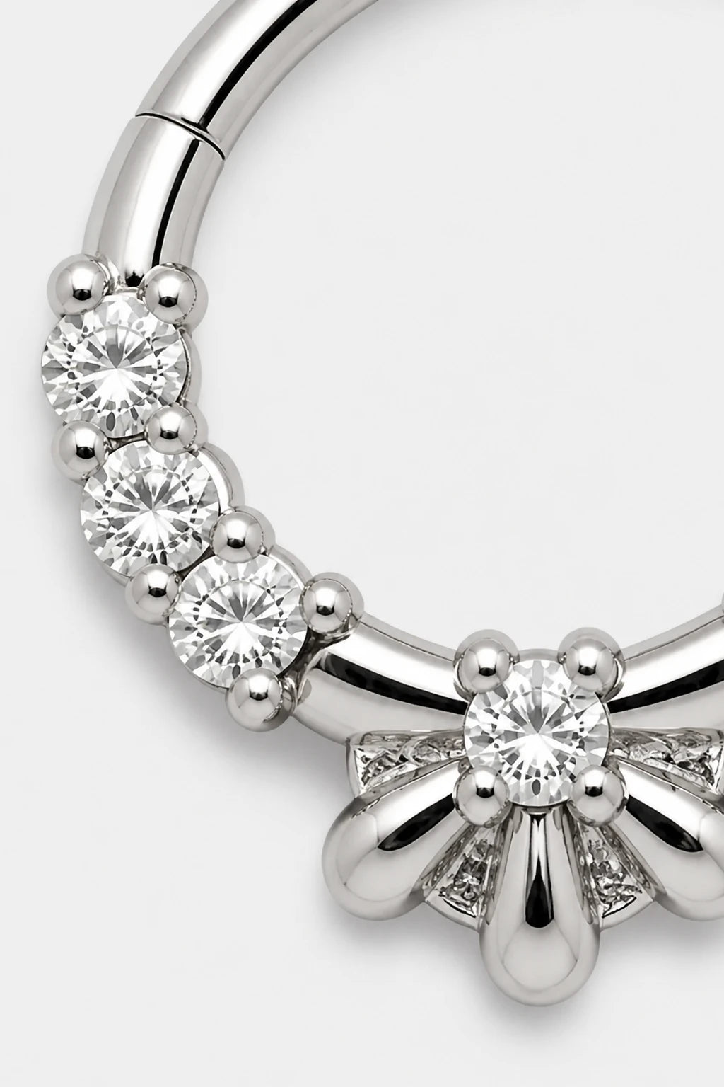 14k Gold Piercing Clicker mit Blütenmotiv · White Gold · Studio 2/3 Macro