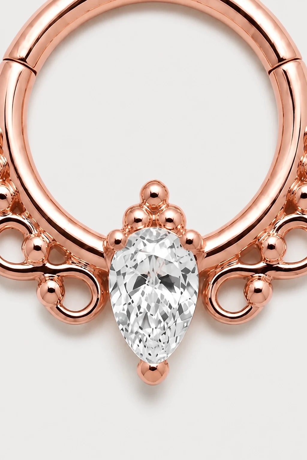 14k Gold Piercing Clicker mit Tropfen-Zirkonia · Rose Gold · Studio 2/3 Macro