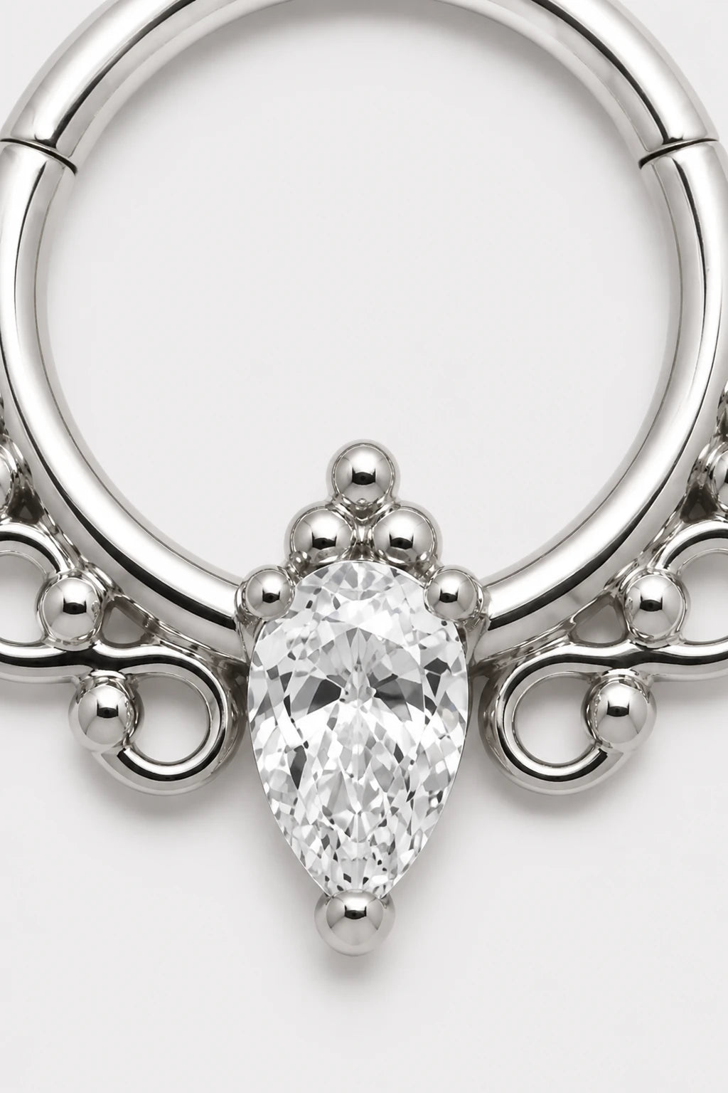 14k Gold Piercing Clicker mit Tropfen-Zirkonia · White Gold · Studio 2/3 Macro