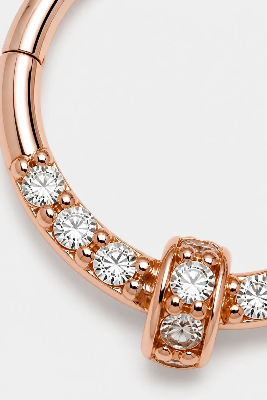 14k Gold Piercing Clicker mit Pavé-Zirkonia · Rose Gold · Studio 2/3 Macro