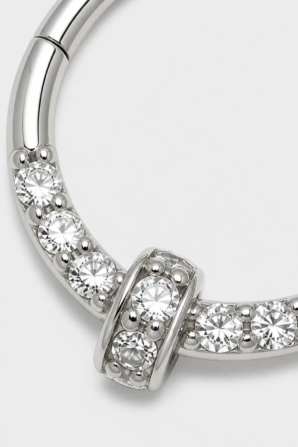 14k Gold Piercing Clicker mit Pavé-Zirkonia · White Gold · Studio 2/3 Macro