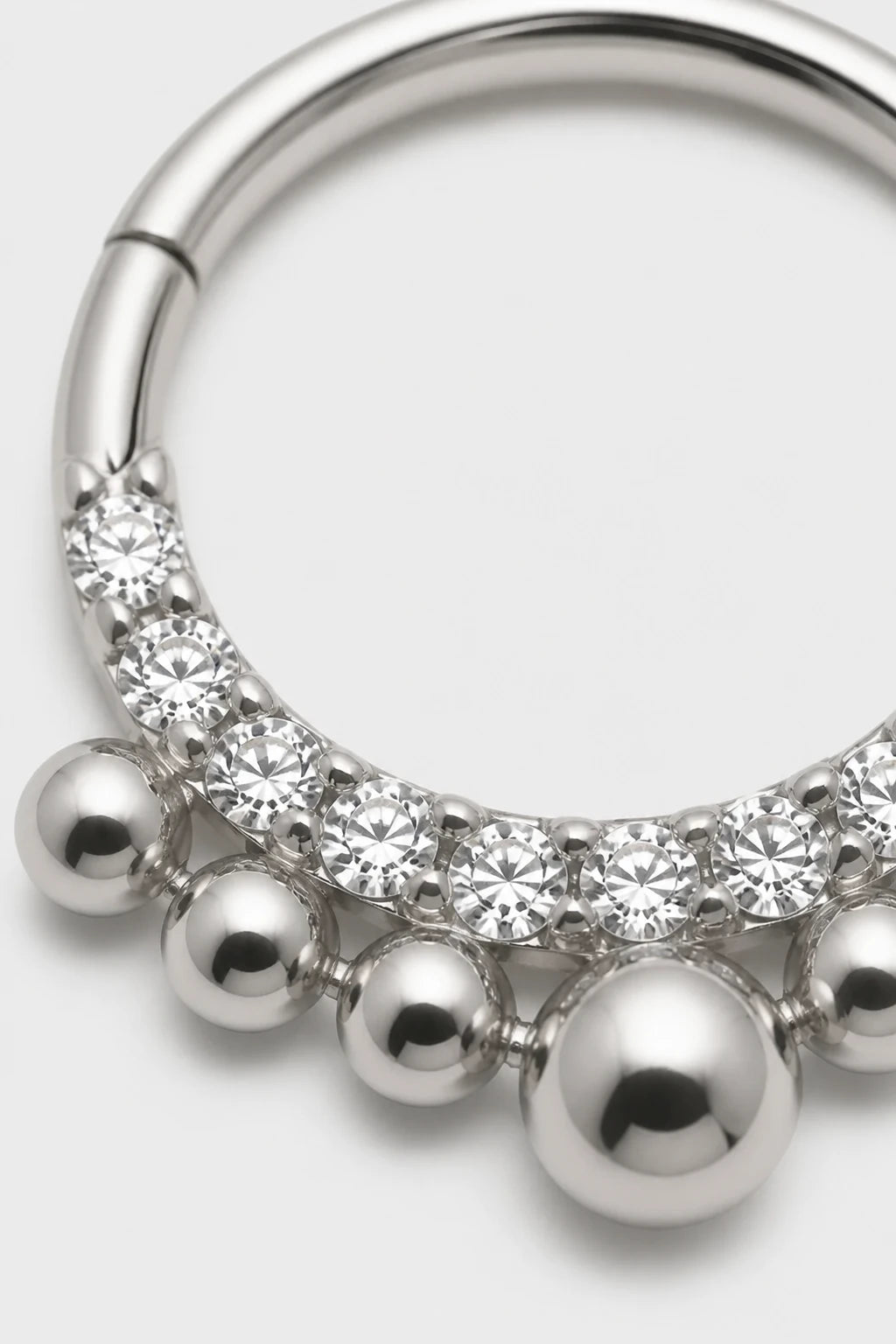 14k Gold Piercing Clicker mit Zirkonia-Cluster · White Gold · Studio 2/3 Macro