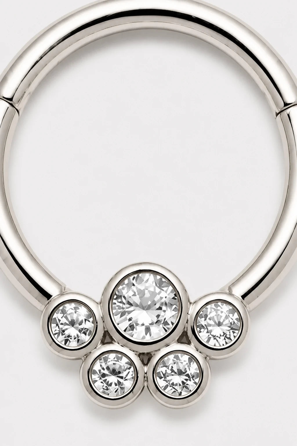 14k Gold Piercing Clicker mit Zirkonia-Cluster · White Gold · Studio 2/3 Macro