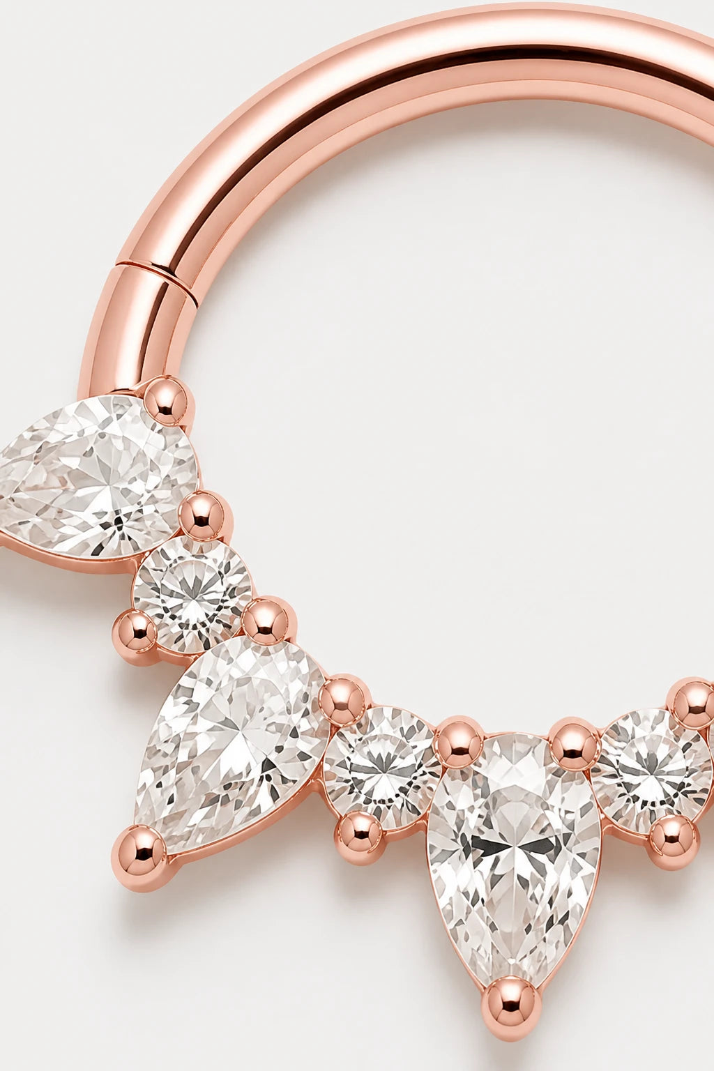 14k Gold Piercing Clicker mit Tropfen-Zirkonia · Rose Gold · Studio 2/3 Macro