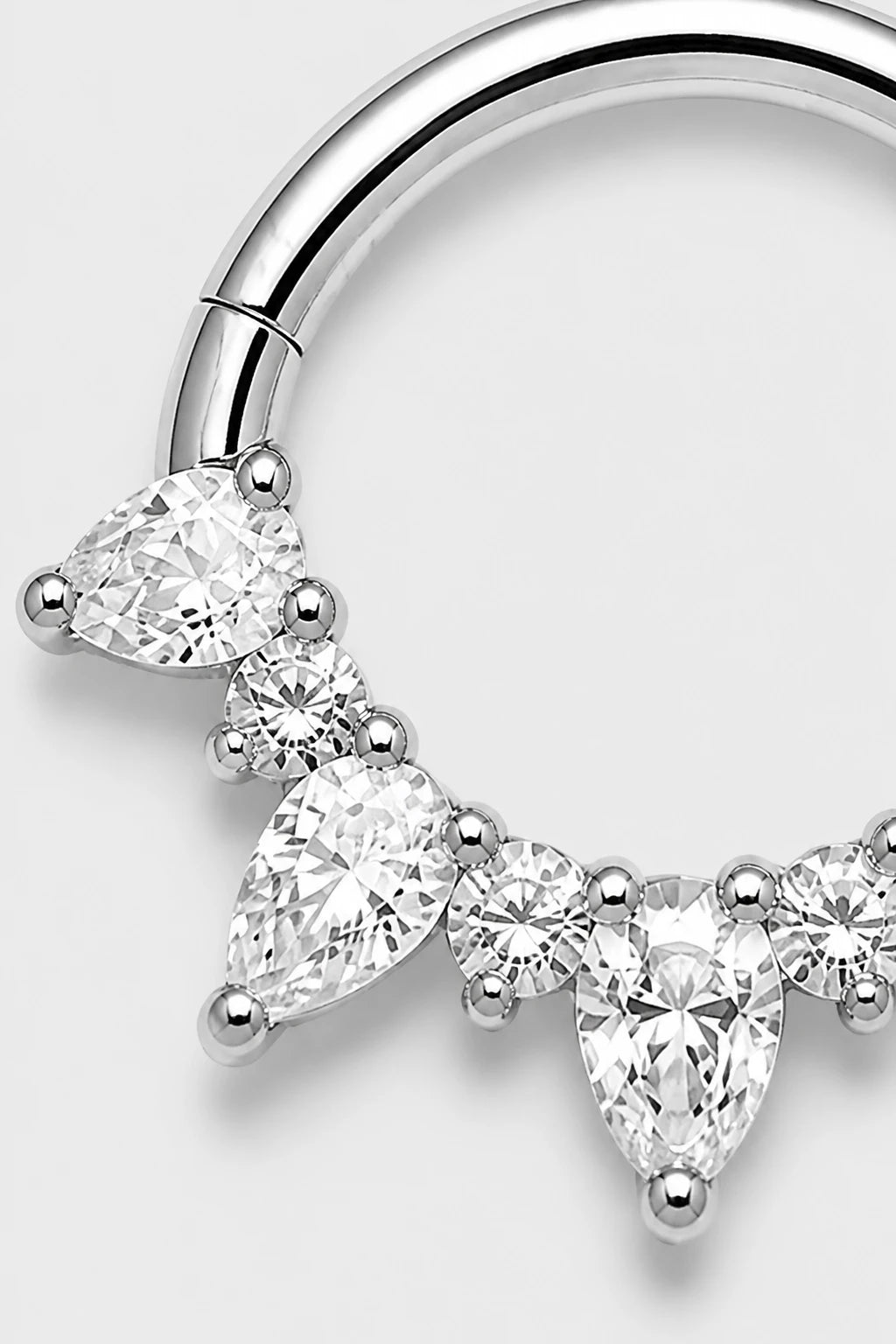 14k Gold Piercing Clicker mit Tropfen-Zirkonia · White Gold · Studio 2/3 Macro