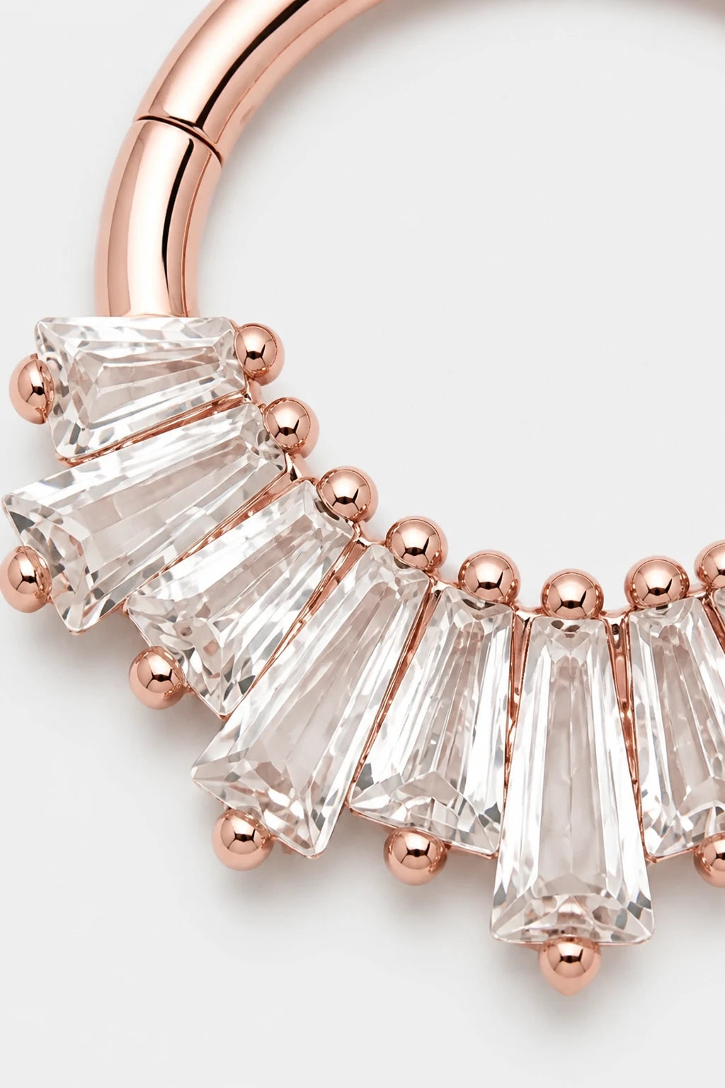14k Gold Piercing Clicker mit Baguette-Zirkonia · Rose Gold · Studio 2/3 Macro