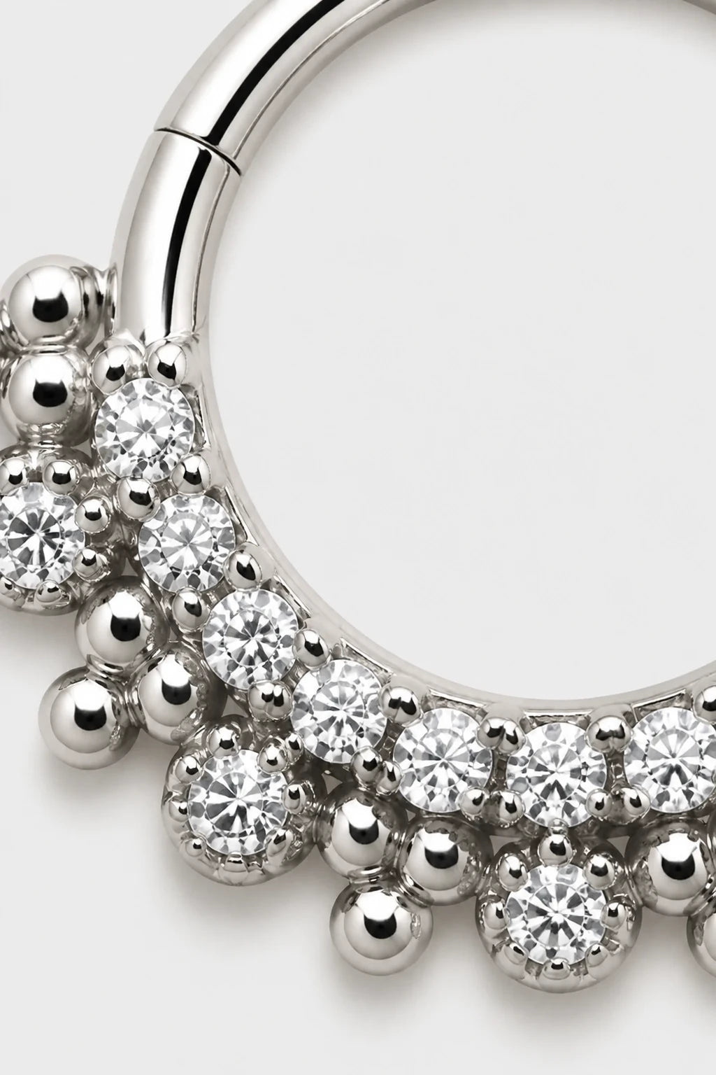 14k Gold Piercing Clicker mit Zirkonia-Cluster · White Gold · Studio 2/3 Macro