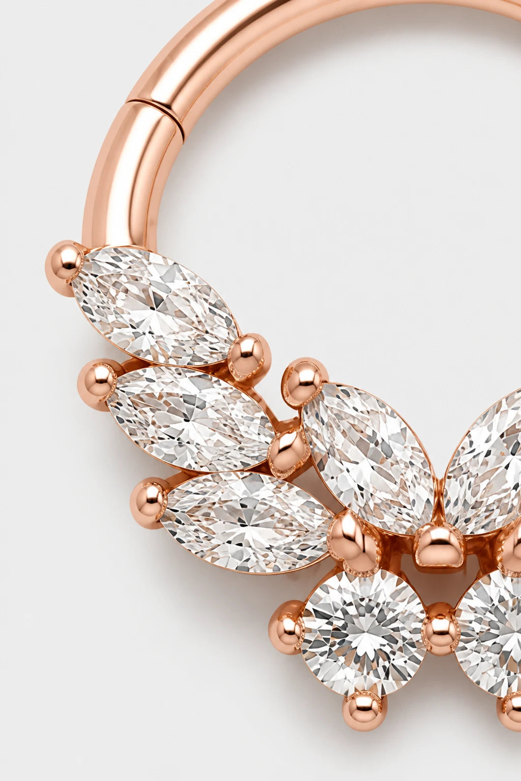 14k Gold Piercing Clicker mit Blütenmotiv · Rose Gold · Studio 2/3 Macro