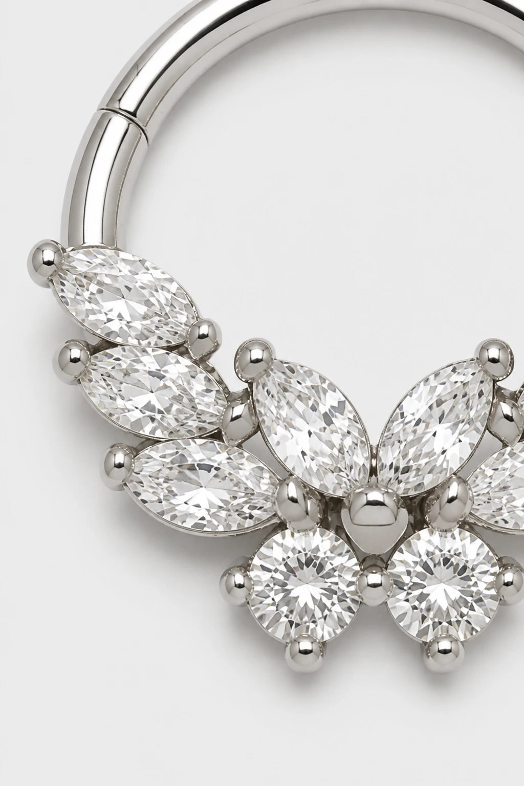 14k Gold Piercing Clicker mit Blütenmotiv · White Gold · Studio 2/3 Macro