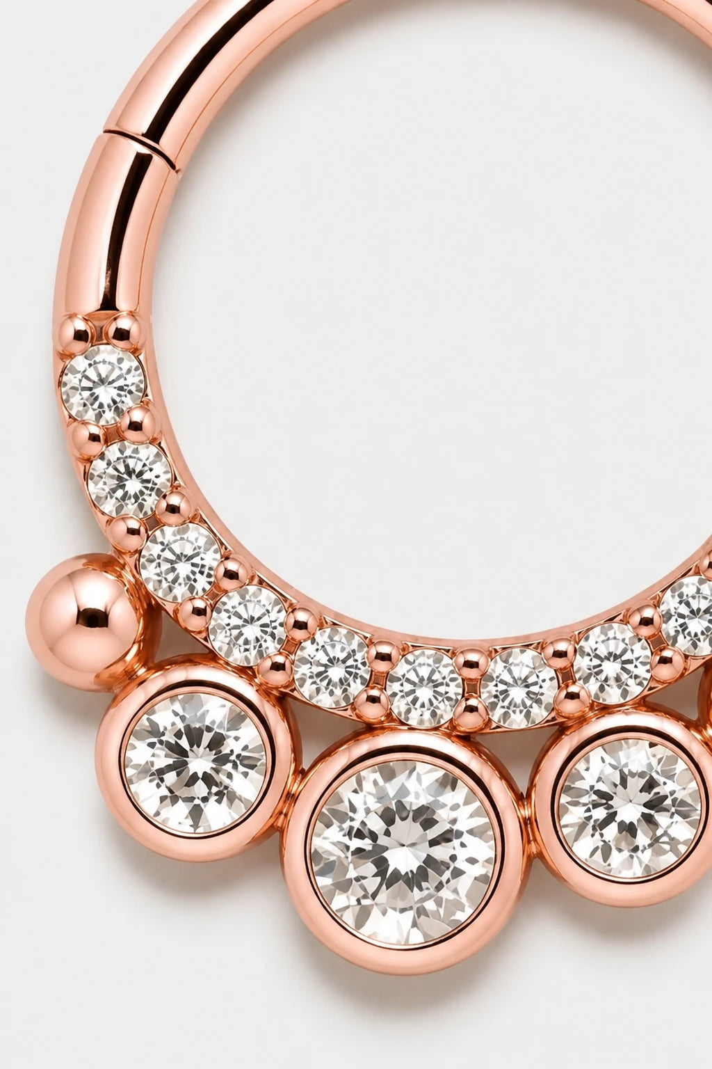 14k Gold Piercing Clicker mit Kugelstruktur · Rose Gold · Studio 2/3 Macro