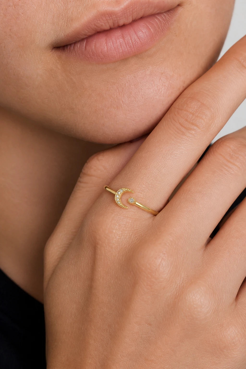 Crescent Stone Ring · Yellow Gold · Model 1