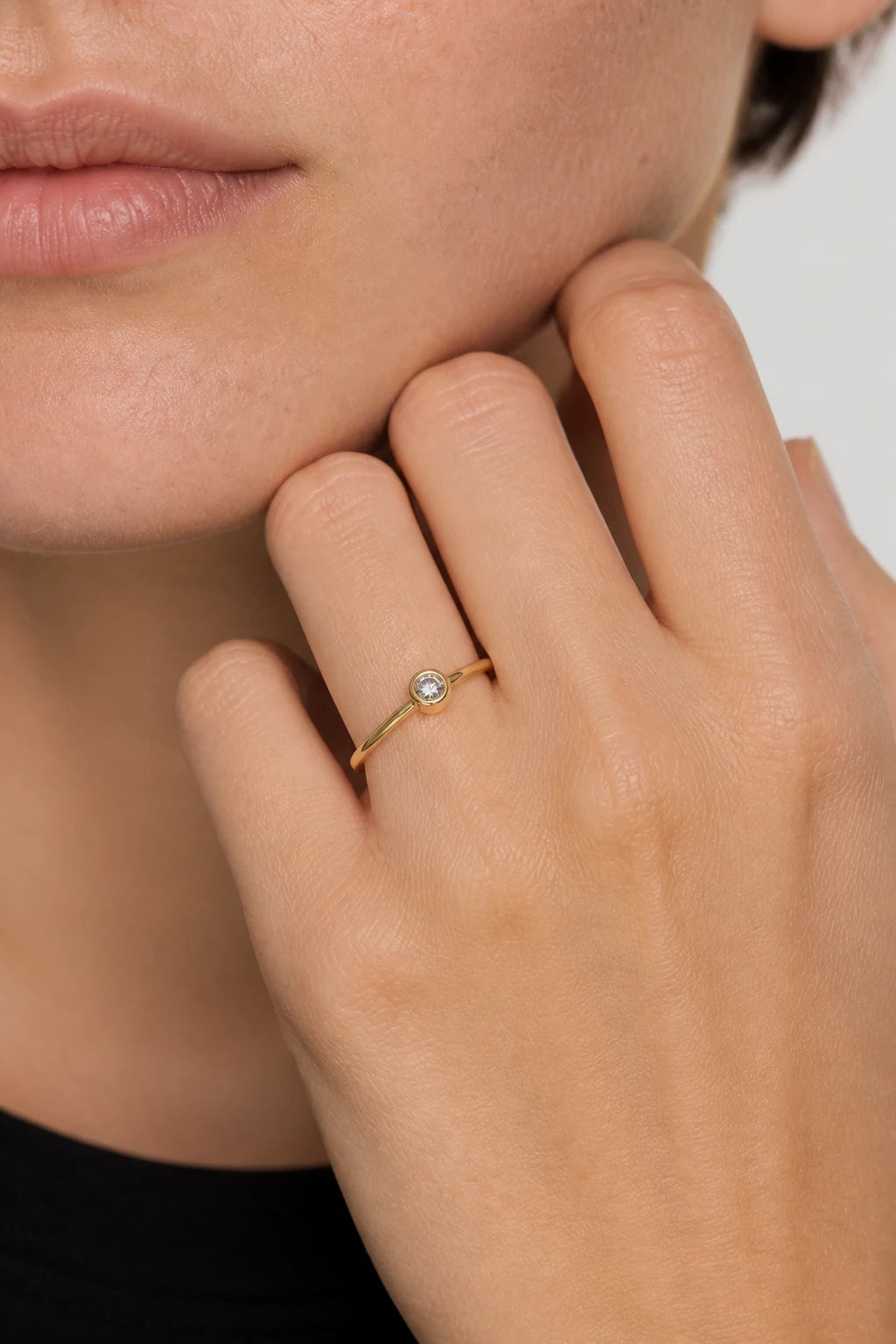 Round Bezel Ring · Yellow Gold · Model 1