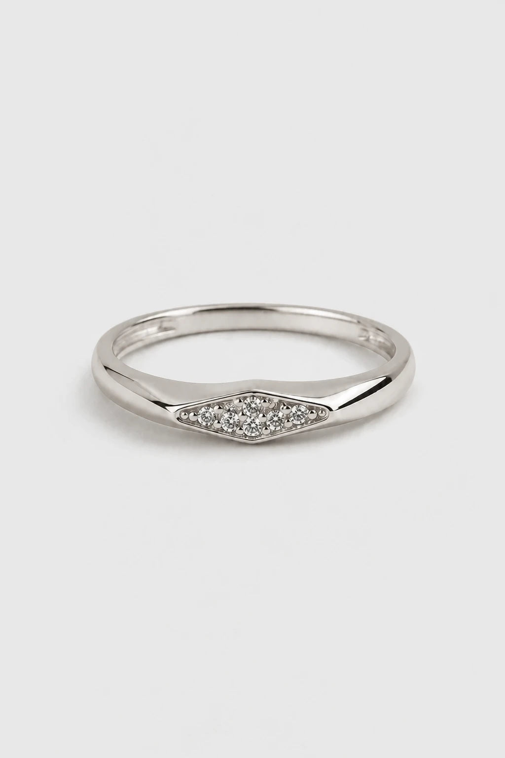 Tapered Cluster Ring · White Gold · Setup